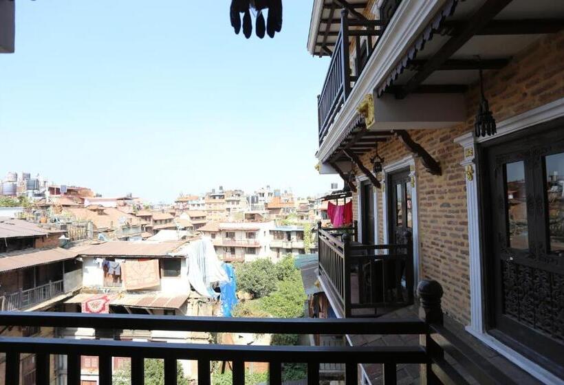 سوییت خانوادگی, Pahan Chhen   Boutique