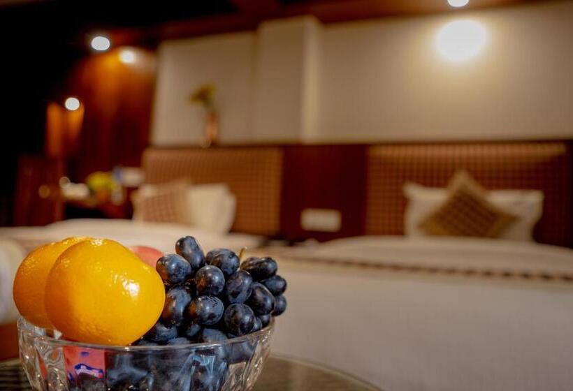 سوییت خانوادگی, Pahan Chhen   Boutique