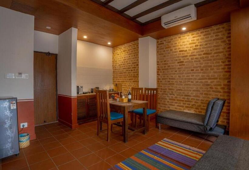 سوییت خانوادگی, Pahan Chhen   Boutique