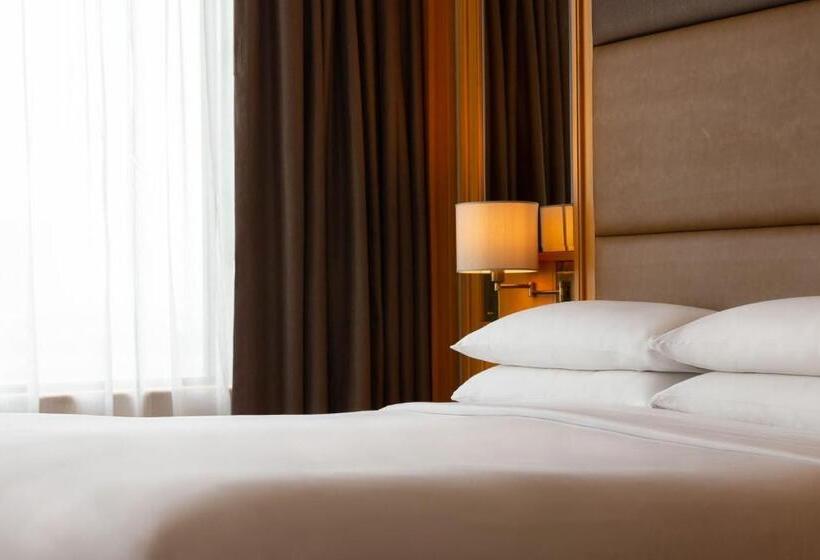 اتاق لوکس با تخت بزرگ, Renaissance Riverside Hotel Saigon