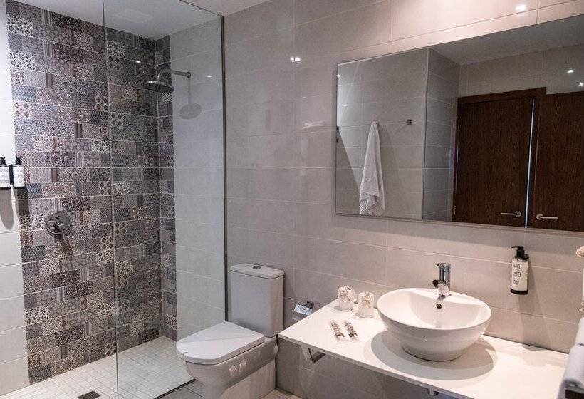 Quarto Triplo Estandar, Adonis Plaza