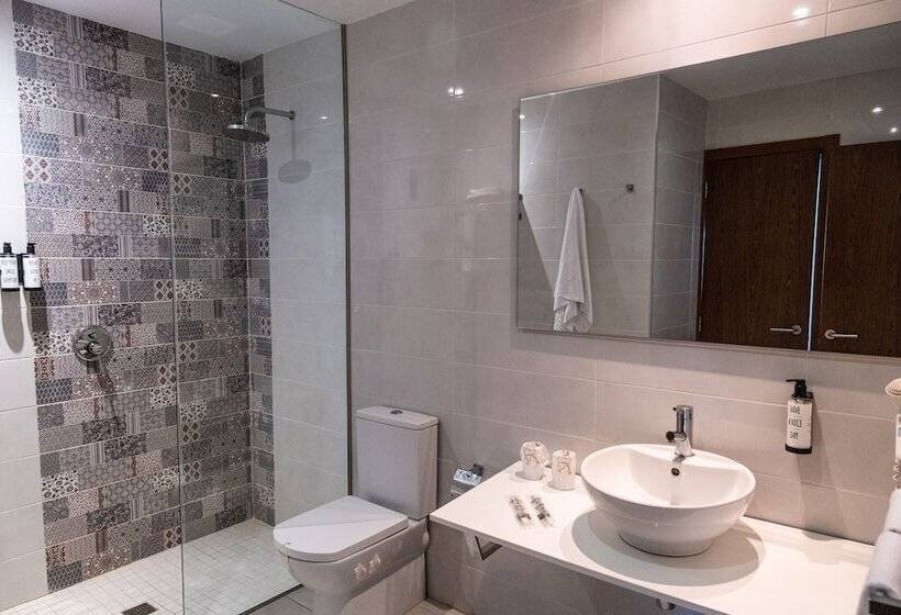 Quarto Triplo Estandar, Adonis Plaza