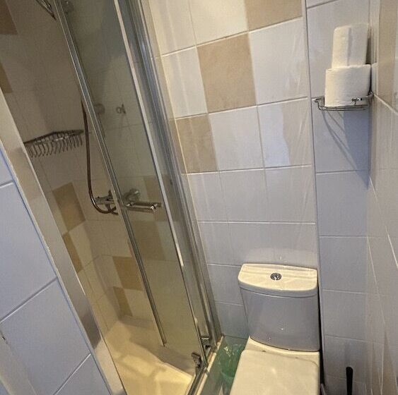 Quarto Triplo Estandar, Earls Court