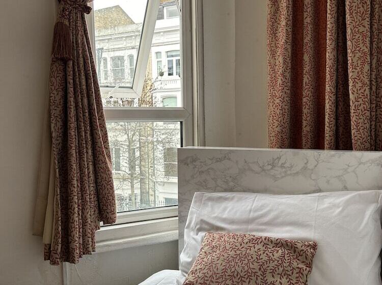 Quarto Triplo Estandar, Earls Court