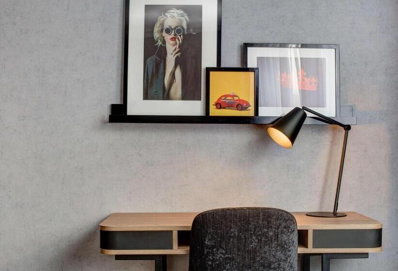 Executive Suite, Radisson Red  London Heathrow