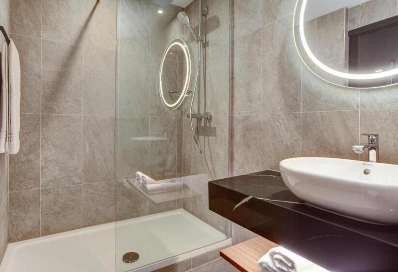 Family Room, Radisson Red  London Heathrow
