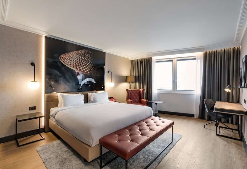 Family Room, Radisson Red  London Heathrow