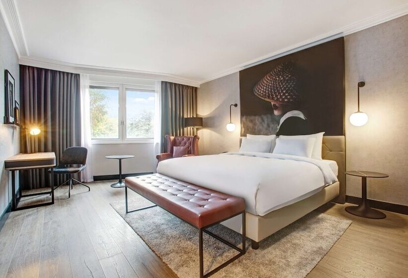 Superior Room with Views, Radisson Red  London Heathrow