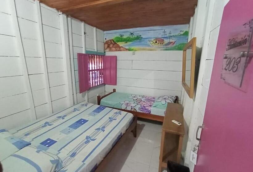 Стандартный внешний трехместный номер с ванной комнатой, Milimar Hostal