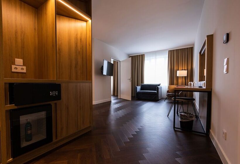 سوییت جونیور, Ginn City & Lounge Yorck Berlin