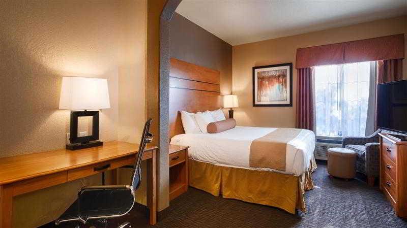 מיטת קינג בסוויטה, Best Western Plus Hill Country Suites   San Antonio