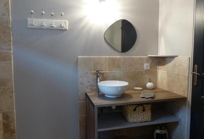 اتاق لوکس, La Fontaine De Rocoule