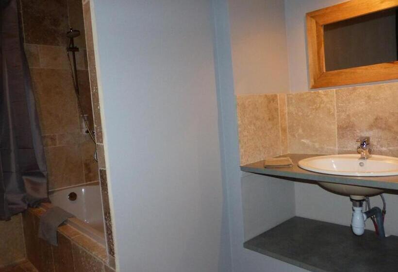 اتاق لوکس, La Fontaine De Rocoule