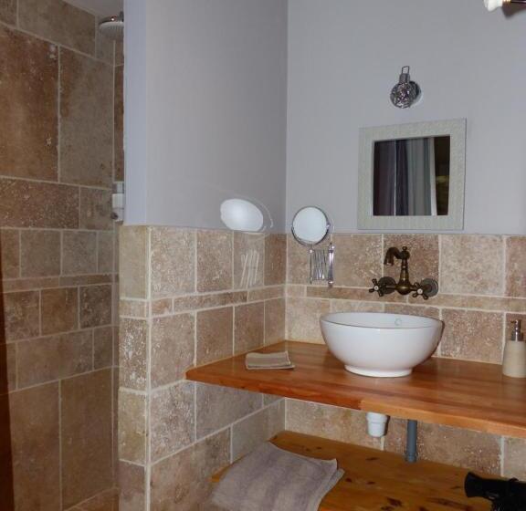 اتاق لوکس, La Fontaine De Rocoule