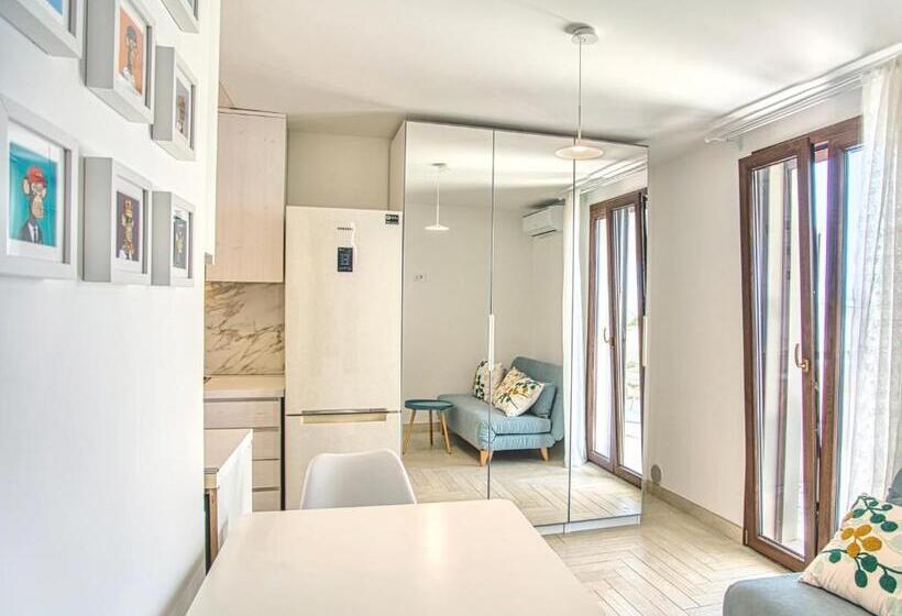سوییت با چشم‌انداز دریا, Ideal Rooms