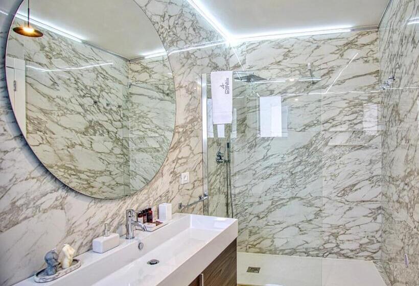 سوییت با چشم‌انداز دریا, Ideal Rooms