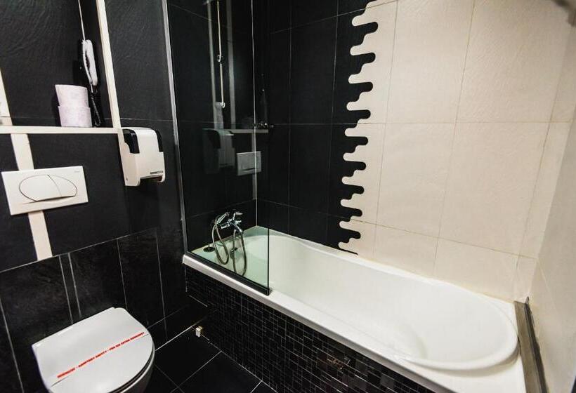 اتاق لوکس, Carpat Inn