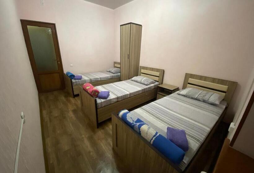 Кровать в Общей Комнате, Hostel Highway
