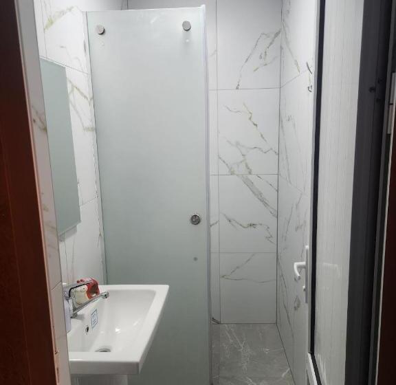 Кровать в Общей Комнате, Hostel Highway