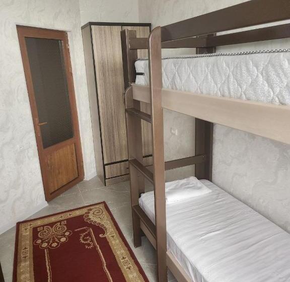 Кровать в Общей Комнате, Hostel Highway