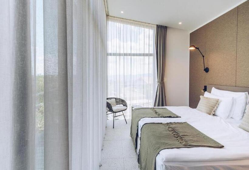 سوییت لوکس, Tri Lučke Hotel & Restaurant