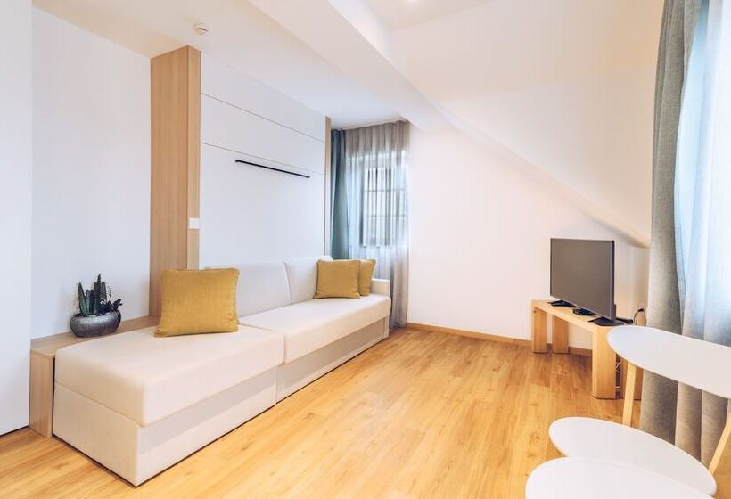 سوئیت پریمیوم, Tri Lučke Hotel & Restaurant