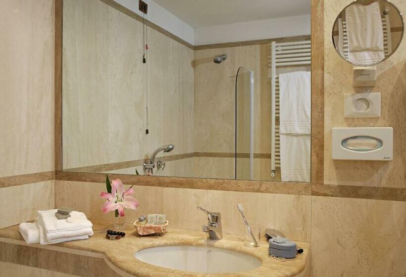 اتاق استاندارد سه نفره, Kette