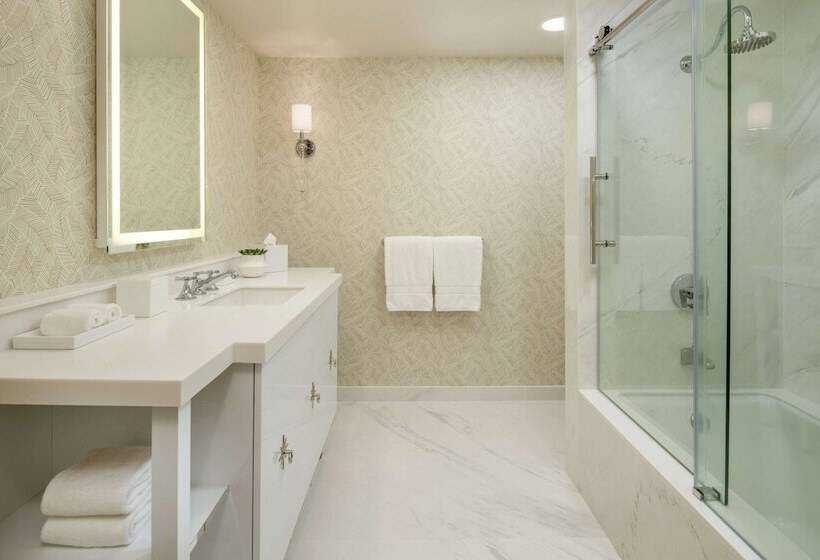 Номер Deluxe, The Beverly Hilton