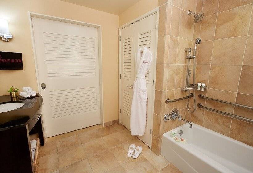 Номер Deluxe, The Beverly Hilton
