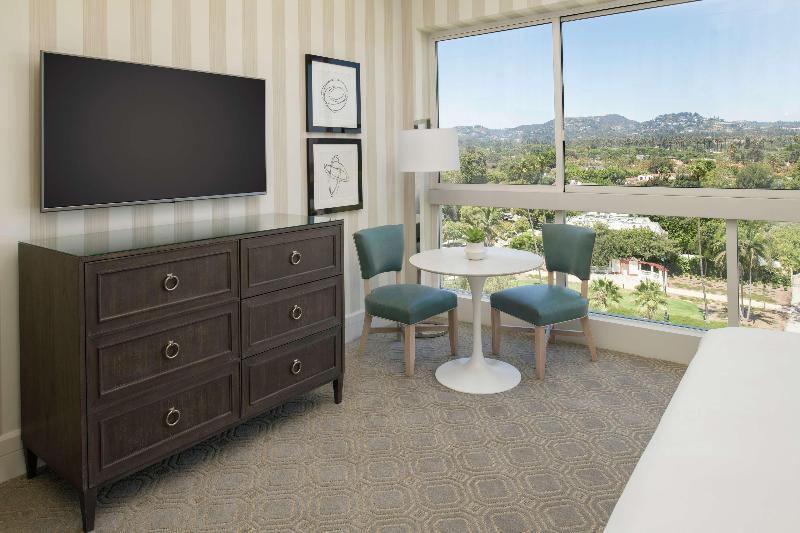 Номер Deluxe, The Beverly Hilton