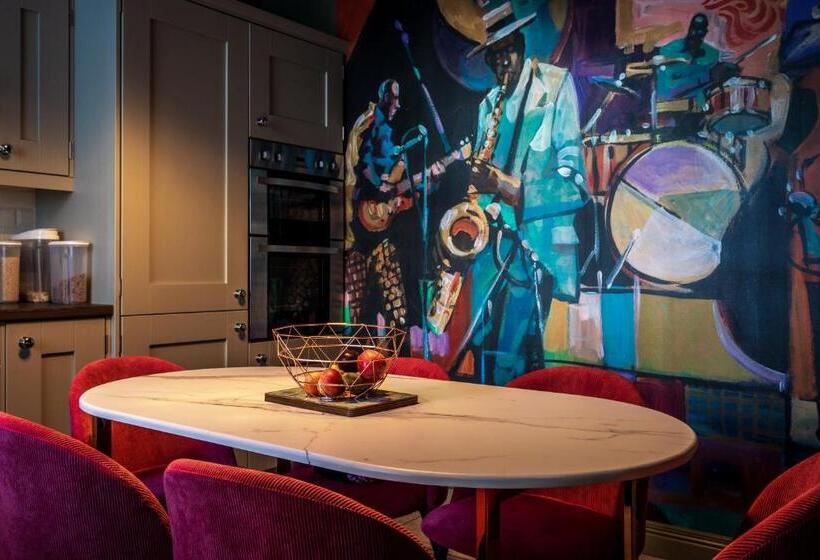 Deluxe Suite King Bed, Jazz House
