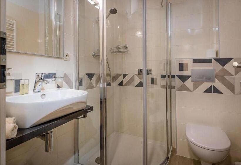 استودیوی استاندارد, Apartmánový Dom Kriváň