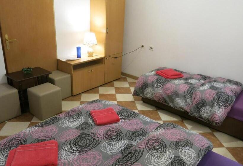 اتاق استاندارد با سرویس بهداشتی مشترک, Hostel Topić