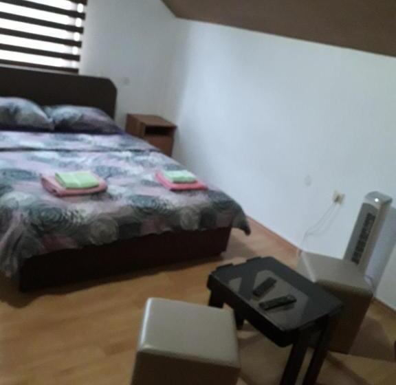 اتاق استاندارد با چشم‌انداز باغ, Hostel Topić