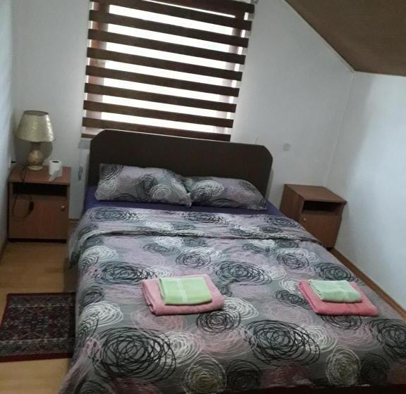 اتاق استاندارد با چشم‌انداز باغ, Hostel Topić