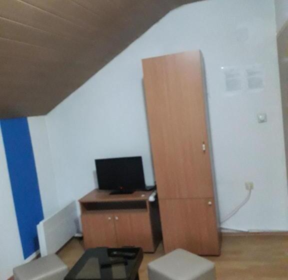 اتاق استاندارد با چشم‌انداز باغ, Hostel Topić
