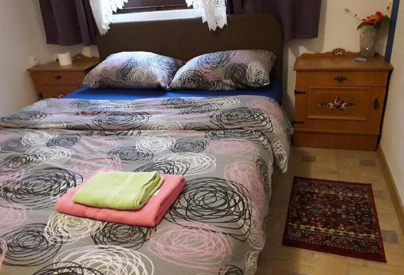 اتاق استاندارد با چشم‌انداز باغ, Hostel Topić