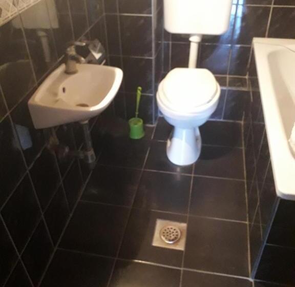 اتاق استاندارد با چشم‌انداز باغ, Hostel Topić