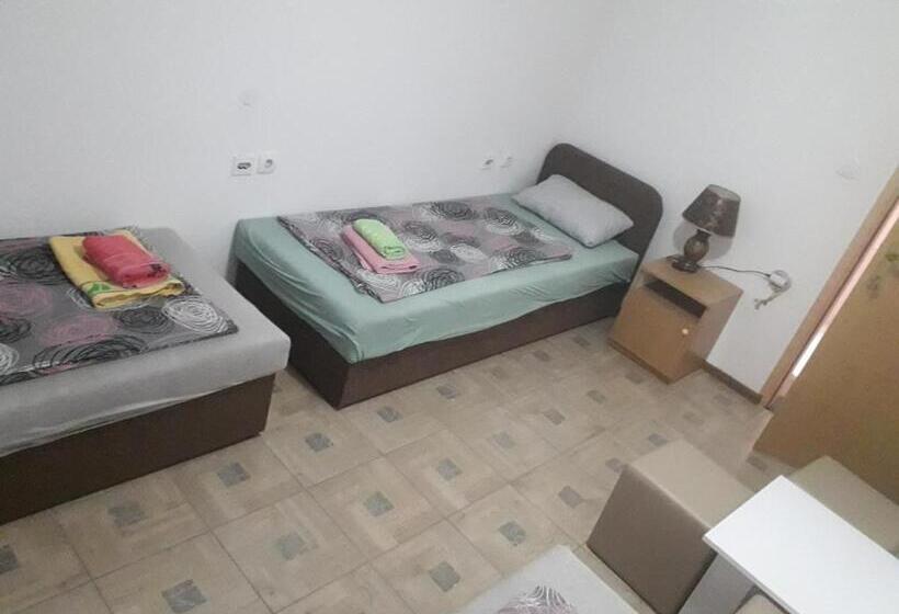 اتاق استاندارد سه نفره, Hostel Topić