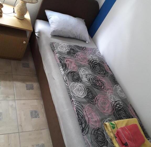 اتاق ساده سه‌ نفره, Hostel Topić