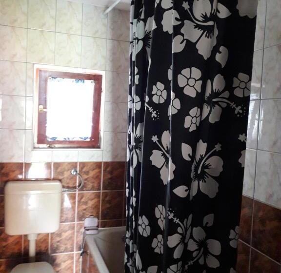اتاق ساده سه‌ نفره, Hostel Topić