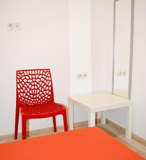 اتاق استاندارد, Hostel Train Station
