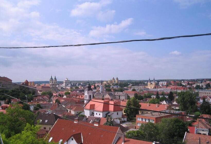 اتاق استاندارد سه نفره, Burg Eger