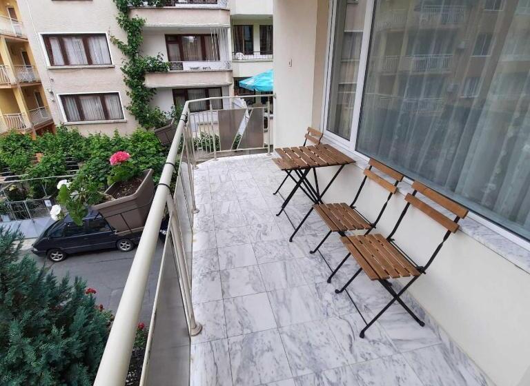 اتاق استاندارد سه تخته با بالکن, Guest House Ofilovi