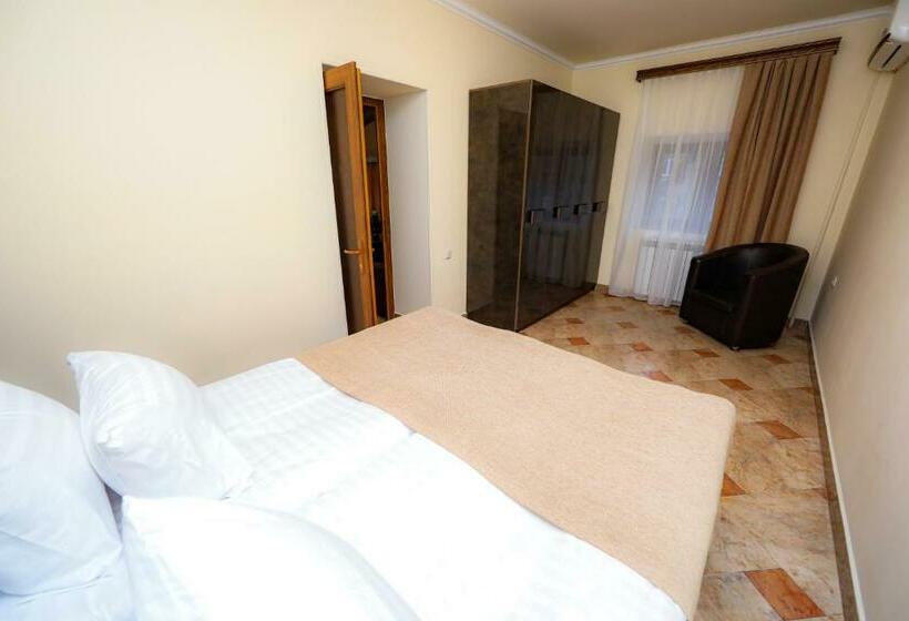 سوییت سوپریور, Skyline Hotel Yerevan