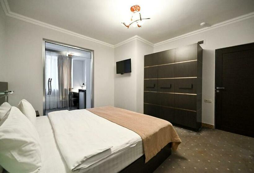 سوییت جونیور, Skyline Hotel Yerevan