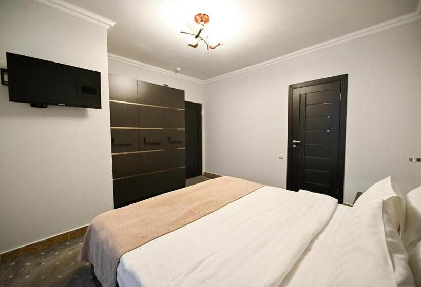 سوییت جونیور, Skyline Hotel Yerevan