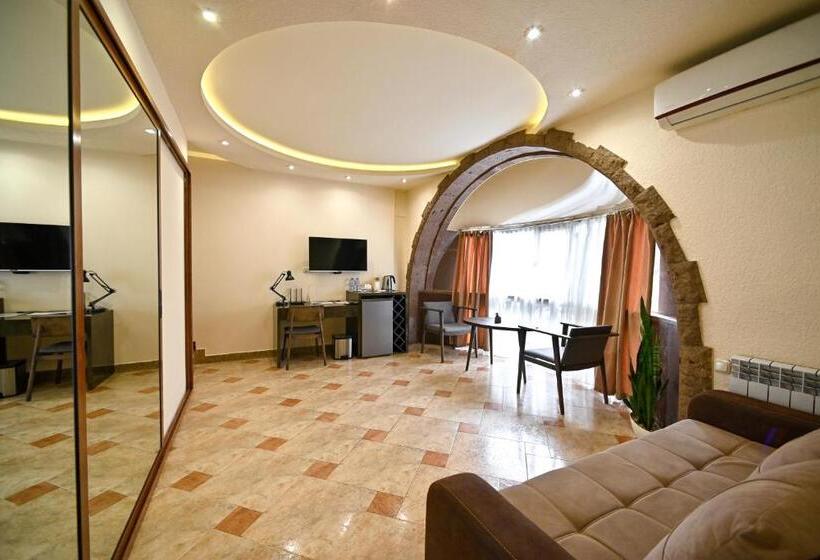 سوییت سوپریور, Skyline Hotel Yerevan