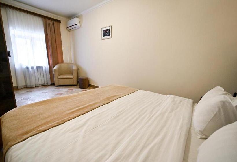 سوییت سوپریور, Skyline Hotel Yerevan