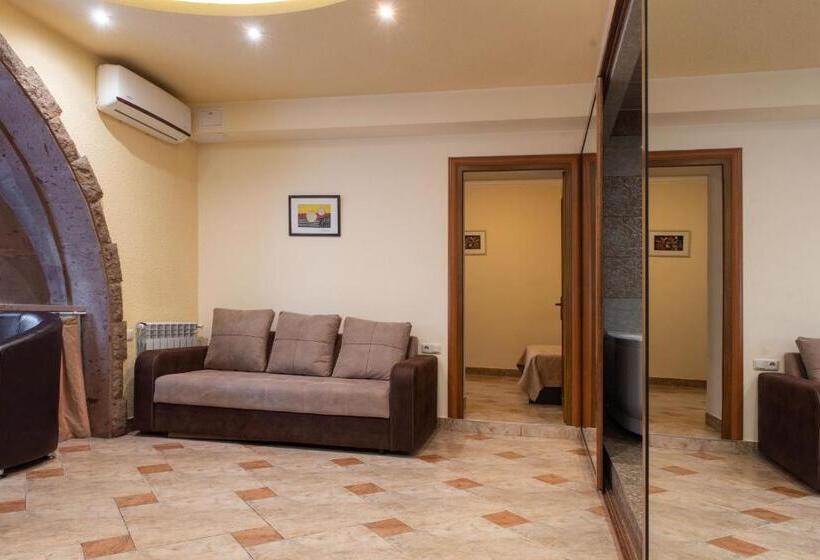 سوییت سوپریور, Skyline Hotel Yerevan